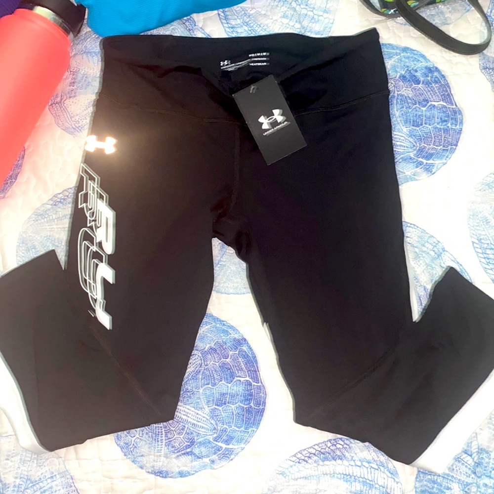 NWT Under Armour Compression capri leggings. Size Med